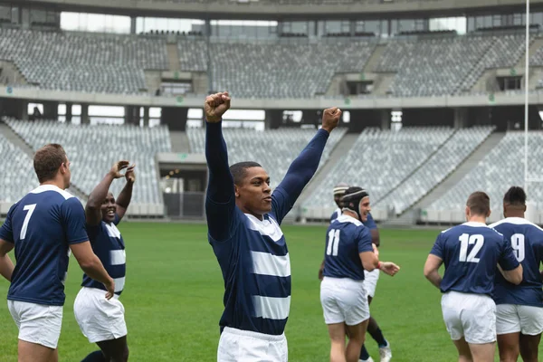 Vista Lateral Grupo Jogadores Rugby Masculinos Diversos Comemorando Gol Estádio — Fotografia de Stock