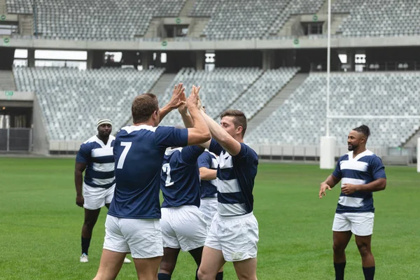 Stadyumdaki Golü Kutlayan Çeşitli Erkek Rugby Oyuncularının Yan Görüntüsü — Stok fotoğraf