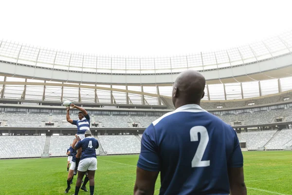 Visão Traseira Grupo Jogadores Rugby Masculinos Diversos Que Jogam Rugby — Fotografia de Stock