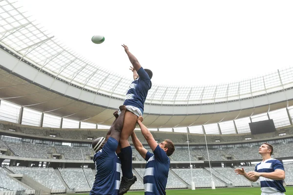 Lavvinkelvisning Grupper Diverse Mannlige Rugbyspillere Som Spiller Rugbykamp Stadion – stockfoto