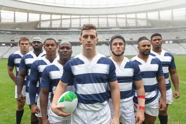 Portret Van Diverse Mannelijke Rugbyspelers Staan Samen Met Rugby Bal — Stockfoto