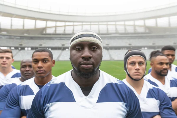 Retrato Grupo Jogadores Rugby Masculinos Diversos Que Estão Juntos Estádio — Fotografia de Stock