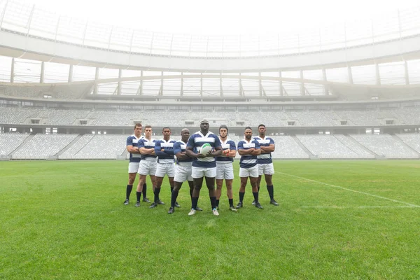 Retrato Grupo Jogadores Rugby Masculinos Diversos Que Estão Junto Com — Fotografia de Stock