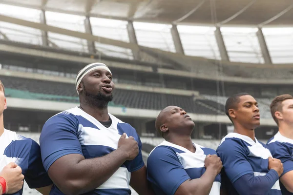 Stadyumda Birlikte Söz Alan Farklı Erkek Rugby Oyuncuları Grubunun Yan — Stok fotoğraf