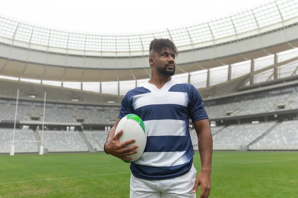 Rugby Topu Ile Ayakta Stadyumda Uzağa Bakarak Afrikalı Amerikalı Rugby — Stok fotoğraf