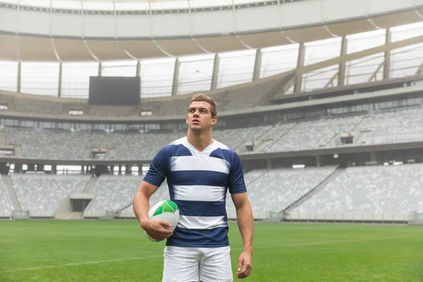 Stadyumda Rugby Topu Ile Ayakta Düşünceli Kafkas Rugby Oyuncusu Görünümü — Stok fotoğraf