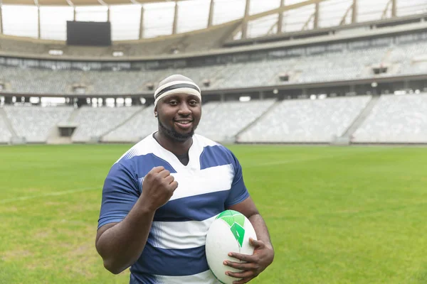 Retrato Jugador Rugby Afroamericano Animando Con Pelota Estadio —  Fotos de Stock