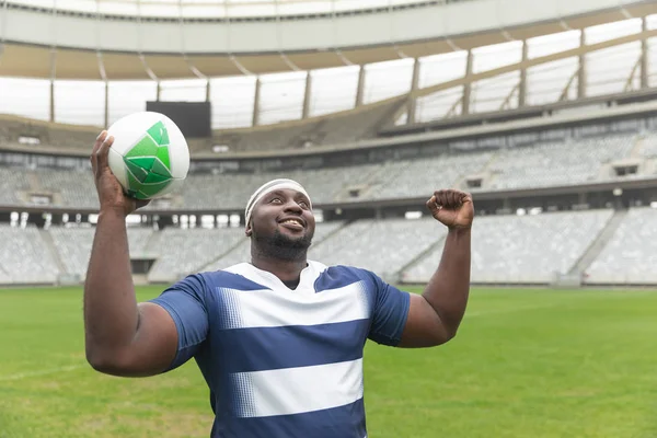 Vista Frontal Feliz Jogador Rugby Afro Americano Torcendo Com Bola — Fotografia de Stock