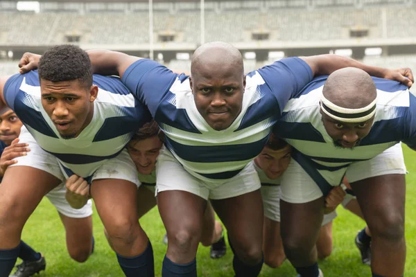 Vista Frontal Del Grupo Diversos Jugadores Rugby Masculinos Listos Para — Foto de Stock