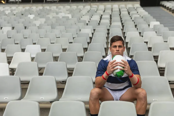 Stadyumda Rugby Topu Ile Oturan Üzgün Kafkas Erkek Rugby Oyuncusu — Stok fotoğraf