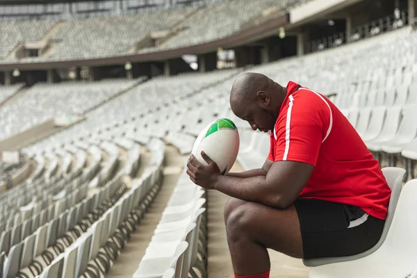 Vue Latérale Joueur Afro Américain Bouleversé Assis Avec Une Balle — Photo