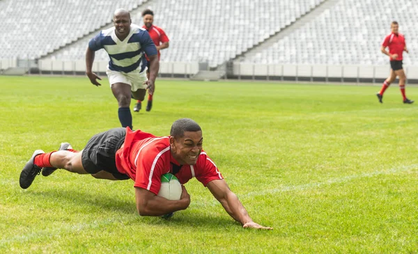 Side Visning Gruppen Forskellige Mandlige Rugby Spillere Spiller Rugby Stadion - Stock-foto