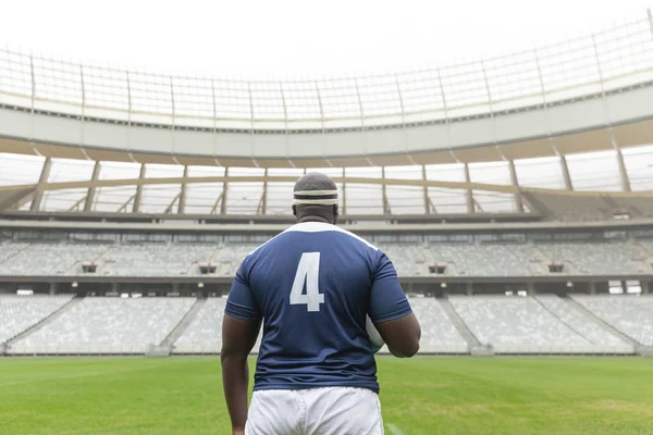 Visão Traseira Jogador Rugby Afro Americano Com Bola Rugby Estádio — Fotografia de Stock