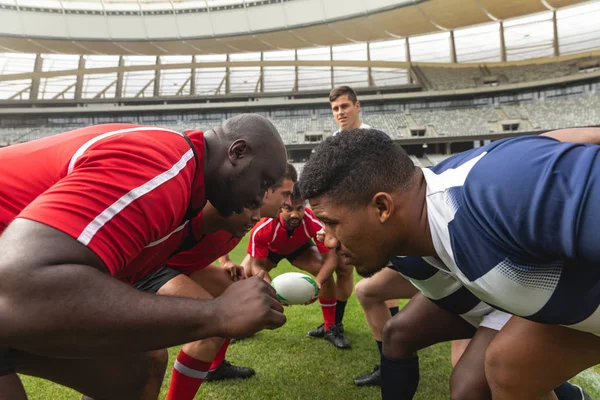 Zijaanzicht Van Diverse Mannelijke Rugbyspelers Zoek Naar Ogen Van Concurrenten — Stockfoto