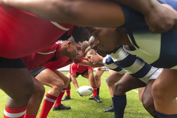 Widok Boku Grupy Różnorodnych Mężczyzn Rugby Gotowy Gry Rugby Meczu — Zdjęcie stockowe