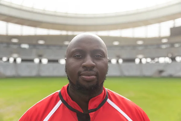 Retrato Cerca Del Jugador Rugby Afroamericano Mirando Cámara Estadio — Foto de Stock