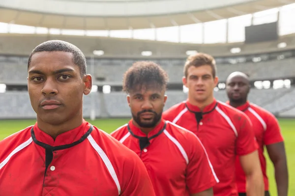 Retrato Bonitos Jogadores Rugby Masculinos Diversificados Que Estão Juntos Enquanto — Fotografia de Stock