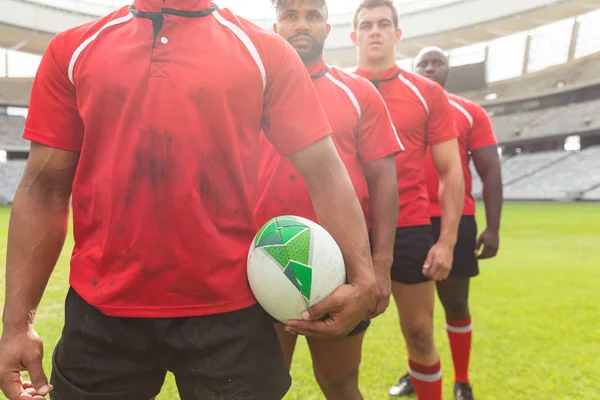 Seção Intermediária Diversos Jogadores Rugby Masculinos Fila Junto Com Bola — Fotografia de Stock