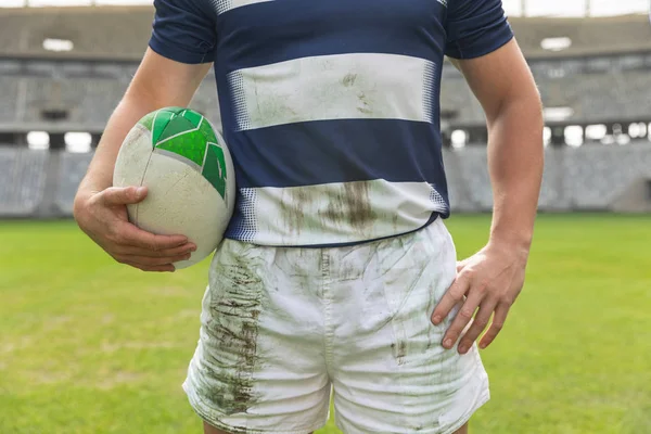 Stadyumda Rugby Topu Ile Ayakta Erkek Rugby Oyuncusu Orta Bölüm — Stok fotoğraf