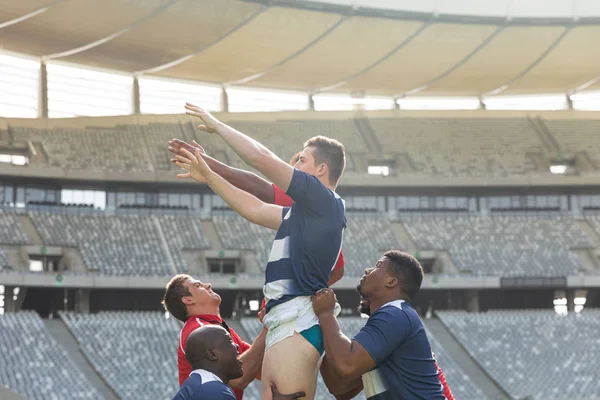 Vista Lateral Diversos Jugadores Rugby Masculinos Tratando Atrapar Pelota Aire — Foto de Stock