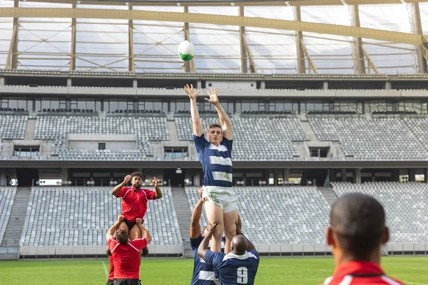 Vista Frontal Jogador Rugby Masculino Caucasiano Jogador Rugby Afro Americano — Fotografia de Stock