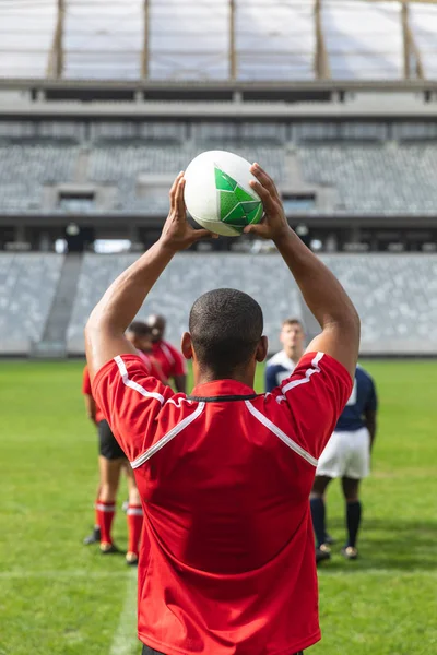 Widok Tyłu Przystojnego Afrykańskiego Amerykańskiego Mężczyzny Rugby Rzucania Piłki Rugby — Zdjęcie stockowe