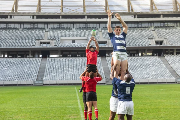 Stadyumda Rugby Oynayan Çeşitli Erkek Rugby Oyuncularının Görüntüsü Afrikalı Amerikalı — Stok fotoğraf