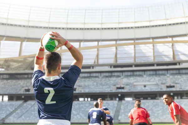 Bakifrån Kaukasiska Manliga Rugby Spelare Kastar Rugby Ball Medan Olika — Stockfoto