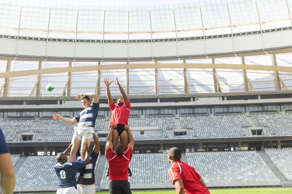 Vista Frontal Grupo Jogadores Rugby Masculinos Diversos Que Jogam Rugby — Fotografia de Stock