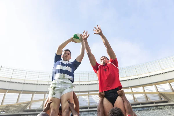 Laag Uitzicht Kaukasische Mannelijke Rugbyspelers Die Rugbybal Proberen Vangen Lucht — Stockfoto