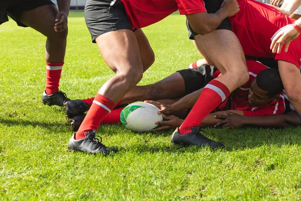 Přední Pohled Zblízka Skupinu Rozmanitých Mužských Rugby Hráčů Hrající Ragby — Stock fotografie
