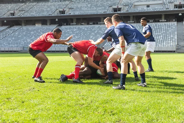 Vue Face Groupe Joueurs Masculins Rugby Jouant Rugby Dans Stade — Photo