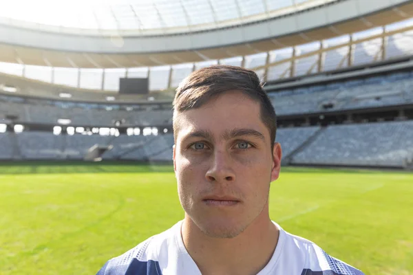 Retrato Close Belo Jogador Rugby Masculino Caucasiano Estádio Dia Ensolarado — Fotografia de Stock