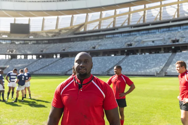 Portret Van Knappe Afro Amerikaanse Mannelijke Rugbyspeler Staande Het Stadion — Stockfoto