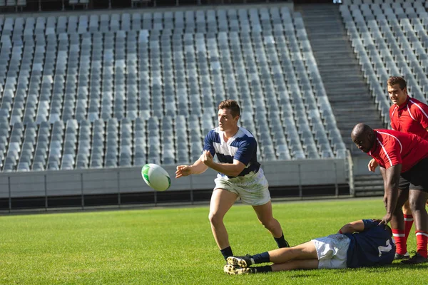 Utsikt Grupper Diverse Mannlige Rugbyspillere Som Spiller Rugbykamp Stadion Hvit – stockfoto