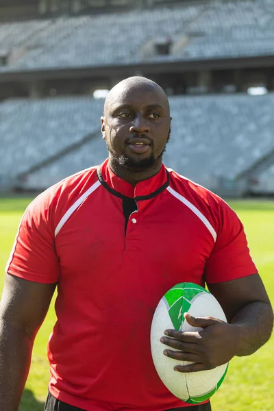 Vooraanzicht Van Afro Amerikaanse Rugbyspeler Staande Met Rugby Bal Kijken — Stockfoto