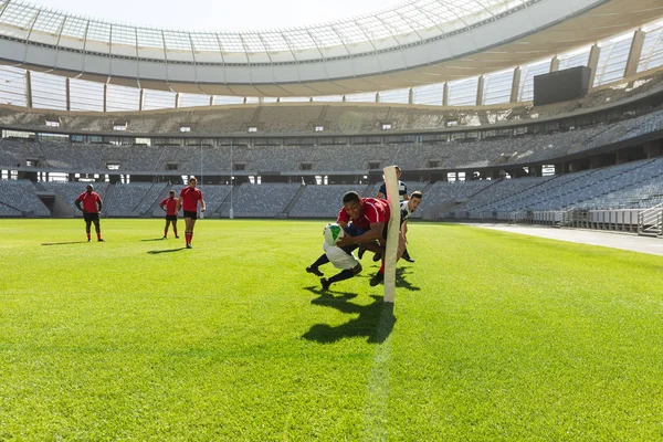 Vista Frontal Grupo Diversos Jogadores Rugby Masculino Que Jogam Rugby — Fotografia de Stock