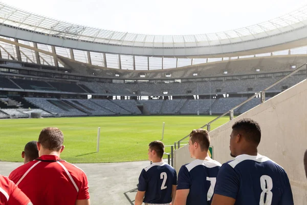 Visão Traseira Jogadores Rugby Masculinos Diversos Ativos Que Estão Uma — Fotografia de Stock