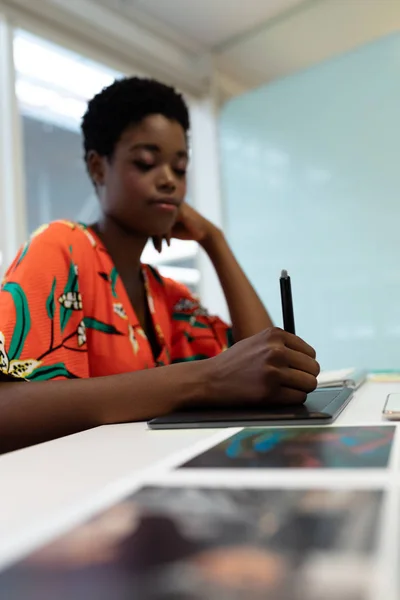 Seitenansicht Einer Jungen Hübschen Afrikanisch Amerikanischen Grafikdesignerin Die Schreibtisch Büro — Stockfoto