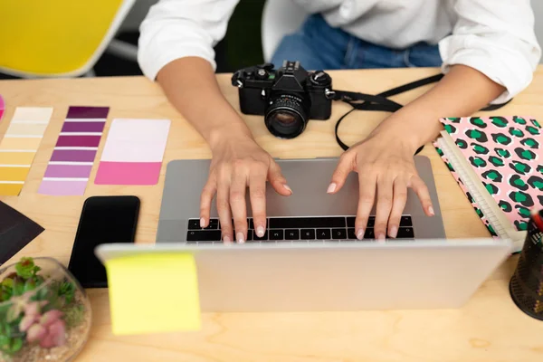 Bagian Tengah Close Dari Desainer Grafis Perempuan Menggunakan Laptop Meja — Stok Foto