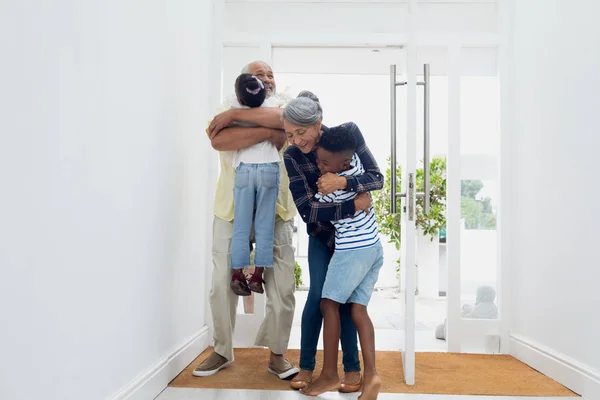 Перед Видом Афроамериканців Діти Обіймають Свого Діда Бабусі Холі Будинку — стокове фото