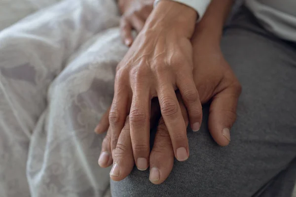 Feche Mãos Par Cima Outro Conceito Vida Aposentado Sênior Autêntico — Fotografia de Stock