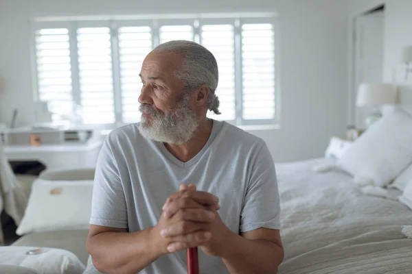 前视图周到的高级白种人男子坐在卧室的床上 正宗的退休老人生活理念 — 图库照片