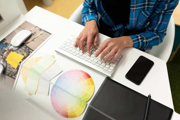 High Winkelansicht Einer Grafikerin Die Computer Schreibtisch Arbeitet — Stockfoto