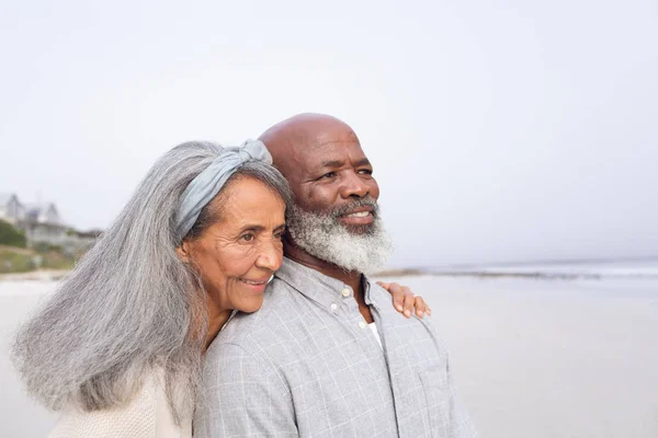 Porträt Eines Glücklichen Afrikanisch Amerikanischen Ehepaares Das Einem Bewölkten Tag — Stockfoto