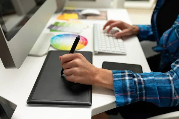 Nahaufnahme Einer Grafikdesignerin Mit Grafik Tablet Schreibtisch — Stockfoto