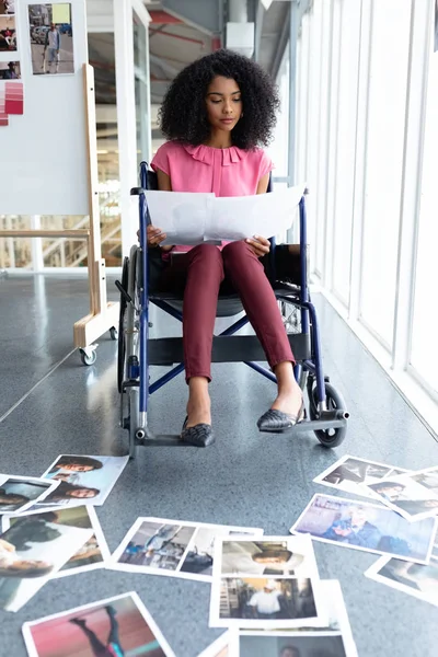 Frontansicht Eines Afrikanisch Amerikanischen Grafikdesigners Mit Behinderung Beim Betrachten Von — Stockfoto