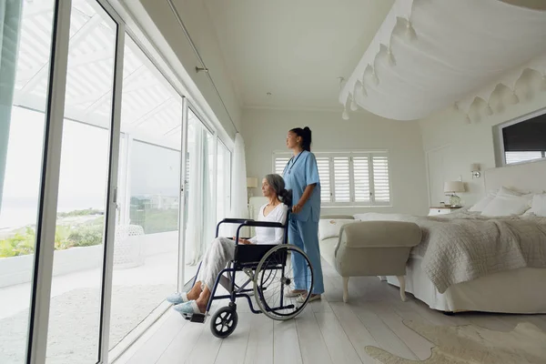 Vista Laterale Dell Operatore Sanitario Della Donna Una Sedia Rotelle — Foto Stock