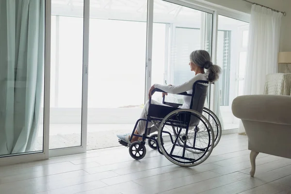 Zijaanzicht Van Vrouw Een Rolstoel Kijken Buiten Binnen Authentiek Senior — Stockfoto