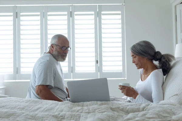 Vista Lateral Casal Diverso Sênior Sentado Cama Dentro Quarto Conceito — Fotografia de Stock